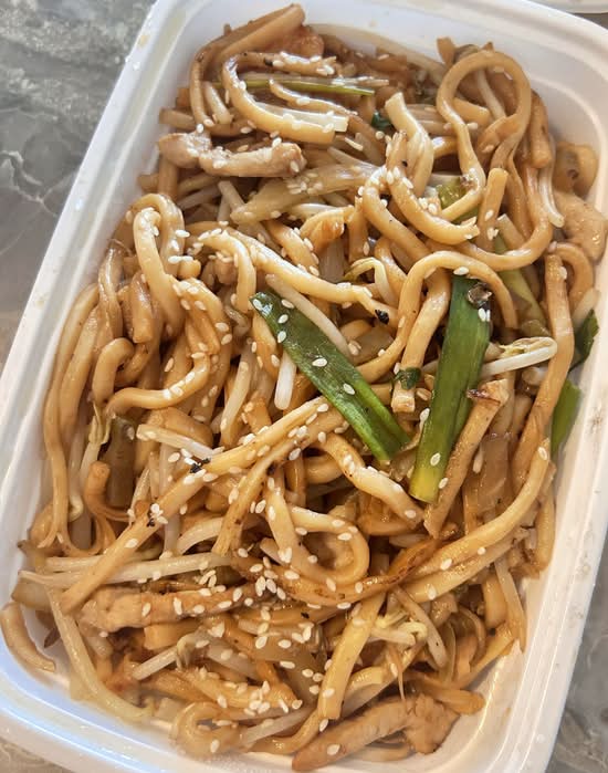 E24上海粗炒 Fried Thick Noodle with Shrimp & Pork Shanghai Style